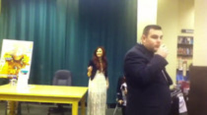 Demi leaving to get something to eat (1212)