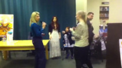 Demi leaving to get something to eat (800)