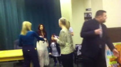 Demi leaving to get something to eat (807)