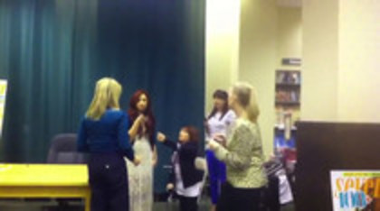 Demi leaving to get something to eat (815)