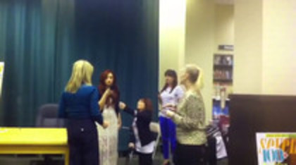 Demi leaving to get something to eat (816)