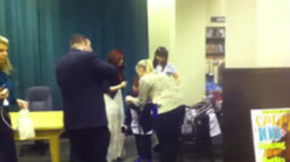 Demi leaving to get something to eat (1243)