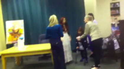 Demi leaving to get something to eat (832)
