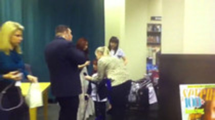 Demi leaving to get something to eat (1245)