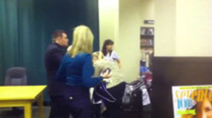 Demi leaving to get something to eat (1250)