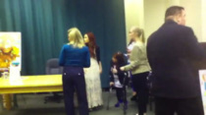 Demi leaving to get something to eat (836)