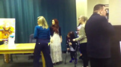 Demi leaving to get something to eat (837)