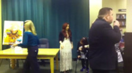 Demi leaving to get something to eat (839)