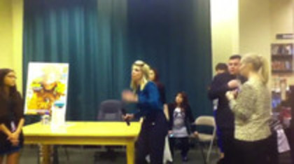 Demi leaving to get something to eat (840)