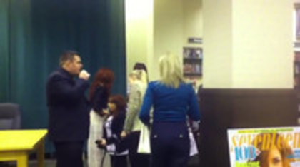 Demi leaving to get something to eat (1256)