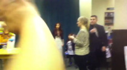 Demi leaving to get something to eat (863)