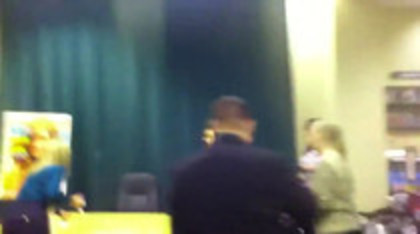 Demi leaving to get something to eat (1290)