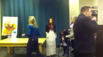 Demi leaving to get something to eat (898)