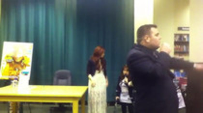 Demi leaving to get something to eat (1328)