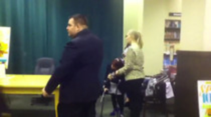 Demi leaving to get something to eat (1345)