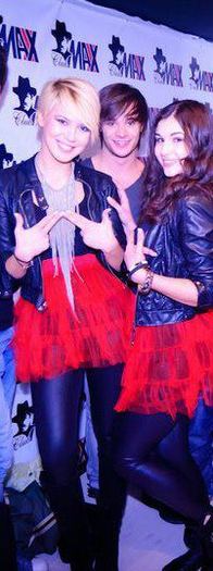 409314_234901789926258_170773296339108_514888_1121234628_n - x poze lala band noi x3