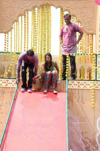 64038_373108196040632_255572597794193_1469325_243779878_n - Colors Holi Party 2012