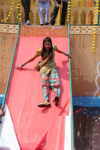 427109_373108236040628_255572597794193_1469327_1945653303_n - Colors Holi Party 2012