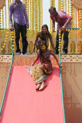 432001_373108349373950_255572597794193_1469332_524269971_n - Colors Holi Party 2012