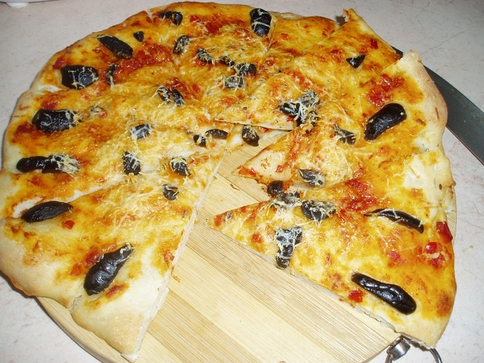 din aluatul de pizza - DIN MENIUL DE AZI