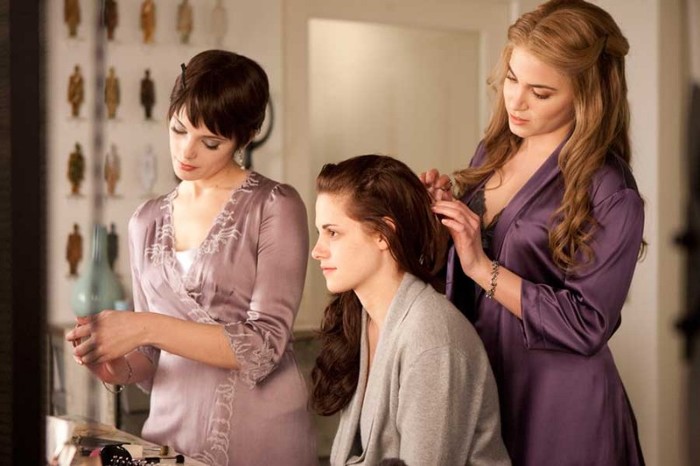 kristen-stewart-nikki-reed-si-ashley-greene-twilight-saga-breaking-dawn-part-1-poza-10 - noi postere twilight