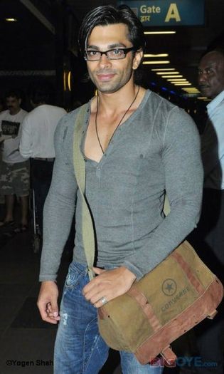 40358_463794568967_37597968967_6418925_2441239_n - 0-Karan singh grover