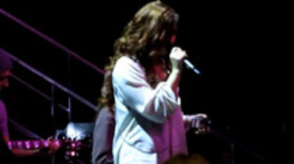 Demi Lovato Skyscraper live at Souncheck (1177)