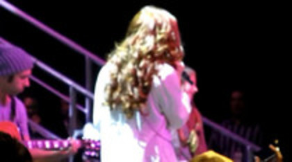 Demi Lovato Skyscraper live at Souncheck (1187)