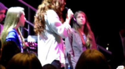 Demi Lovato Skyscraper live at Souncheck (1385)