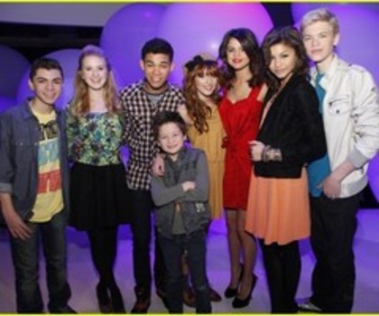 Selena-Gomez-Shake-It-Up-Performance-Pics-Video-selena-gomez-20268585-700-524_thumb