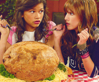 tumblr_m1ljgqXo1G1r8n3e1o1_500_thumb - Shake it up Bella and Zendaya