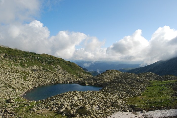 LACUL MANDRA; ESTE LACUL GLACIAR SITUAT LA CEA MAI MARE ALTITUDINE DIN TARA 2148 m
