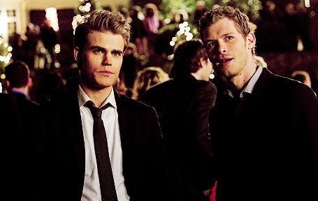 296084_298086470220962_252874978075445_1174134_754627095_n - Paul Wesley