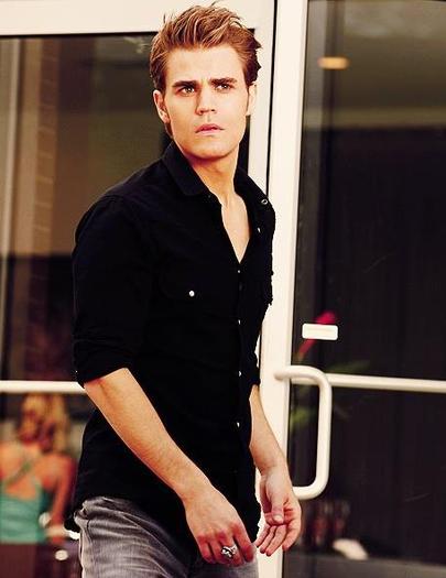 319535_287125384650404_252874978075445_1128760_1306370810_n - Paul Wesley