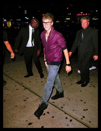 . . . [trecea pe langa ele si le auzi]