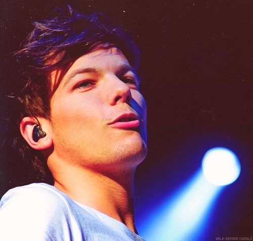 As duce-o la cinema iar apoi la un restaurant italian