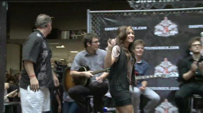 Demi Lovato  Live at Glendale Galleria  in LA for Cambio in HD 00042 - Demilush - Live at Glendale Galleria in LA for Cambio