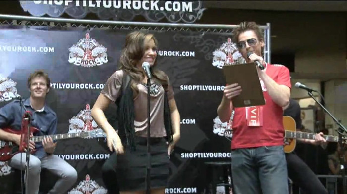 Demi Lovato  Live at Glendale Galleria  in LA for Cambio in HD 00111