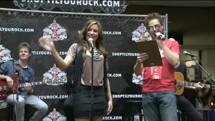 Demi Lovato  Live at Glendale Galleria  in LA for Cambio in HD 00152