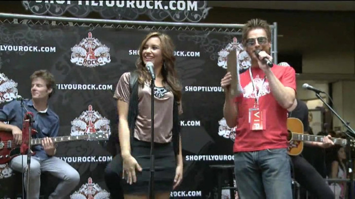 Demi Lovato  Live at Glendale Galleria  in LA for Cambio in HD 00161 - Demilush - Live at Glendale Galleria in LA for Cambio