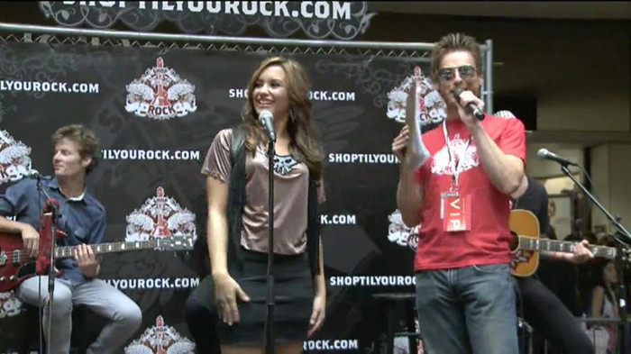 Demi Lovato  Live at Glendale Galleria  in LA for Cambio in HD 00162 - Demilush - Live at Glendale Galleria in LA for Cambio