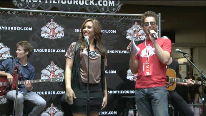Demi Lovato  Live at Glendale Galleria  in LA for Cambio in HD 00165 - Demilush - Live at Glendale Galleria in LA for Cambio