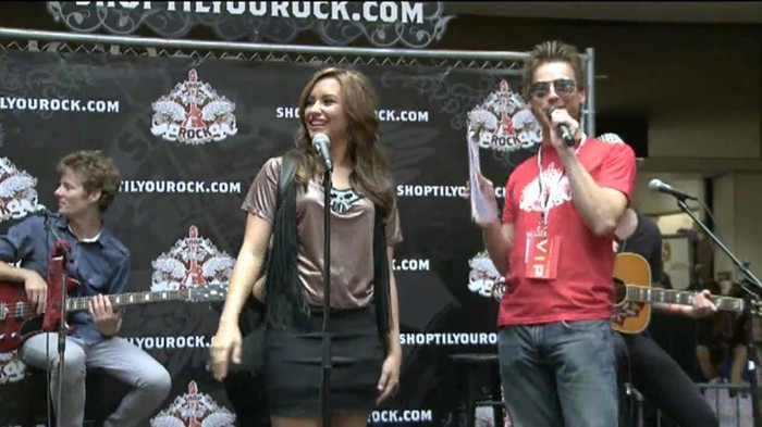 Demi Lovato  Live at Glendale Galleria  in LA for Cambio in HD 00170