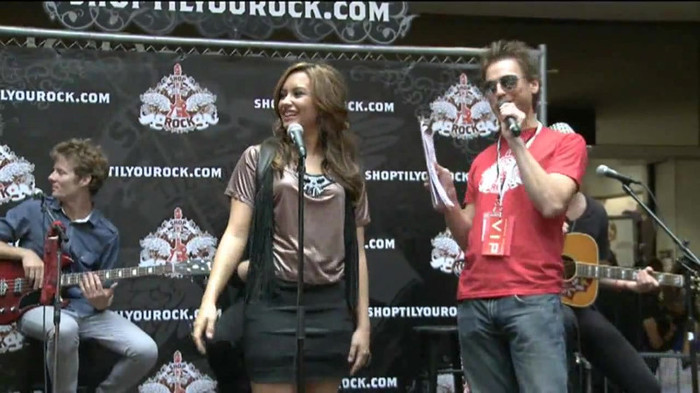 Demi Lovato  Live at Glendale Galleria  in LA for Cambio in HD 00173