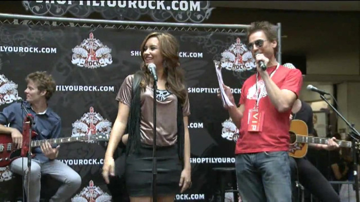 Demi Lovato  Live at Glendale Galleria  in LA for Cambio in HD 00175