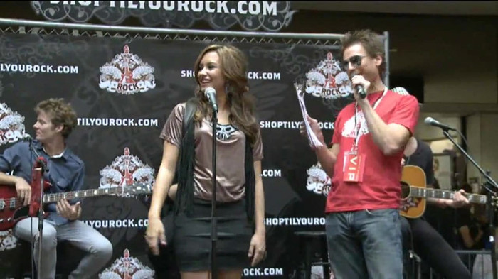Demi Lovato  Live at Glendale Galleria  in LA for Cambio in HD 00177