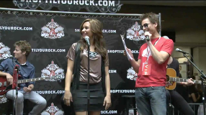 Demi Lovato  Live at Glendale Galleria  in LA for Cambio in HD 00180