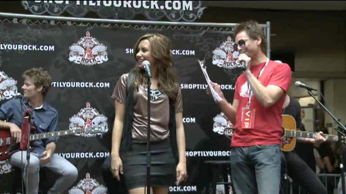 Demi Lovato  Live at Glendale Galleria  in LA for Cambio in HD 00184 - Demilush - Live at Glendale Galleria in LA for Cambio