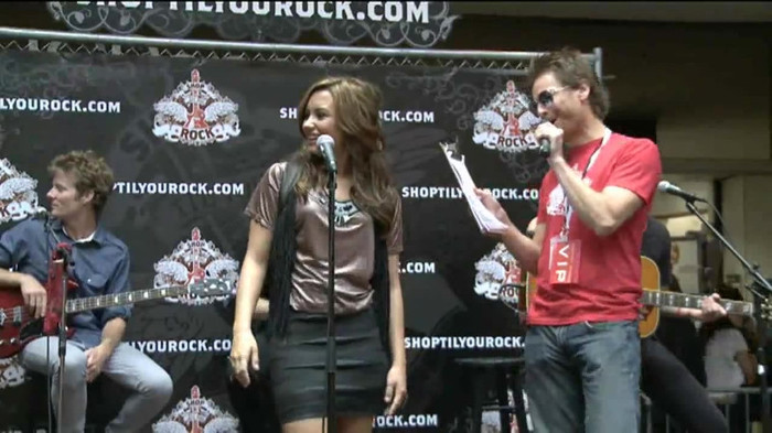 Demi Lovato  Live at Glendale Galleria  in LA for Cambio in HD 00194 - Demilush - Live at Glendale Galleria in LA for Cambio