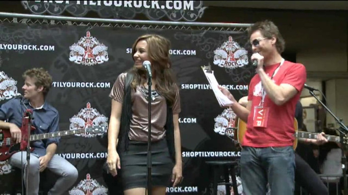 Demi Lovato  Live at Glendale Galleria  in LA for Cambio in HD 00201 - Demilush - Live at Glendale Galleria in LA for Cambio